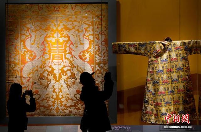 图为观众拍摄展览。中新社记者 李林 摄