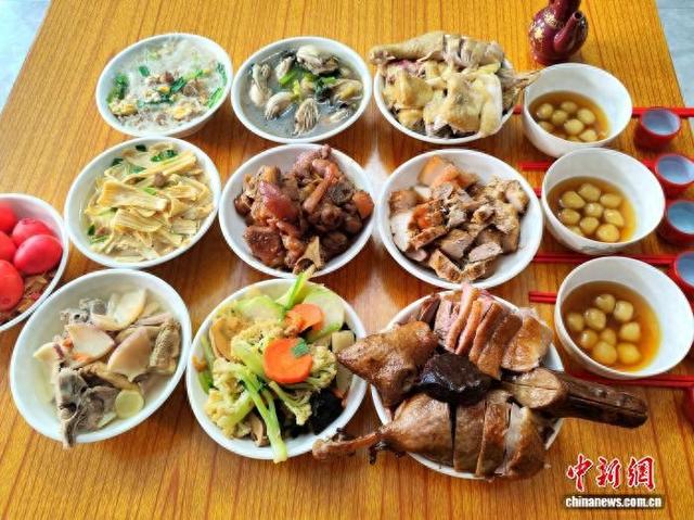 12月21日，冬至当天，广东台山当地人安排煮肴祭祖。江泽彬 摄