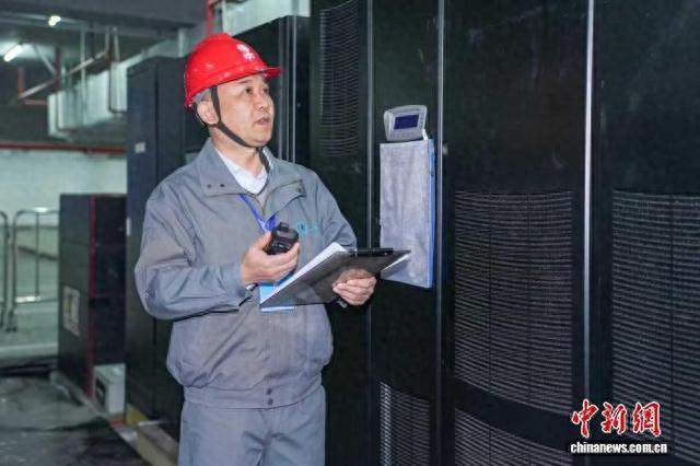 图为春晚保电现场吴志民检查蓄电池组。 受访者 供图