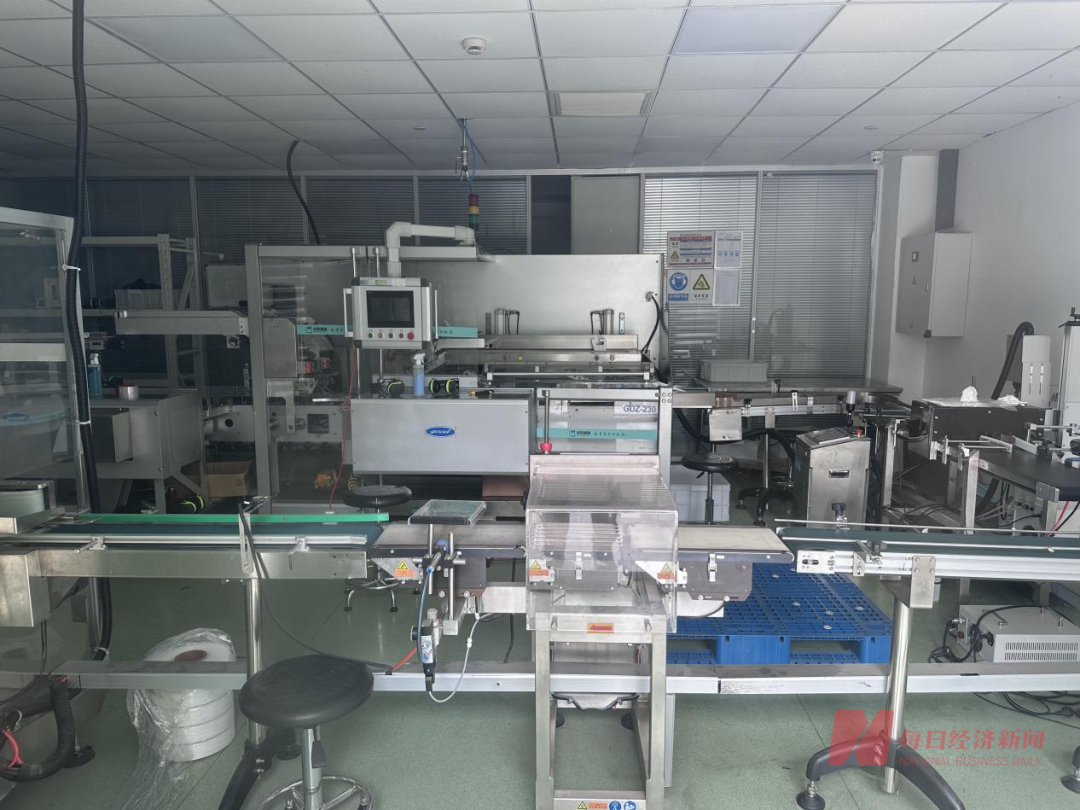 包装生产线上设备陈列整齐但均处于停机状态 图片来源：每经记者 许立波 摄