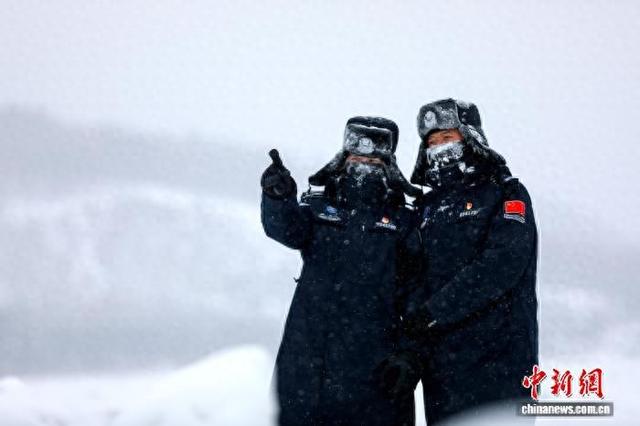 “霜花夫妻”史先强和沈欣夫妇在中俄界江黑龙江冰封江面上巡逻。 孙铂程 摄