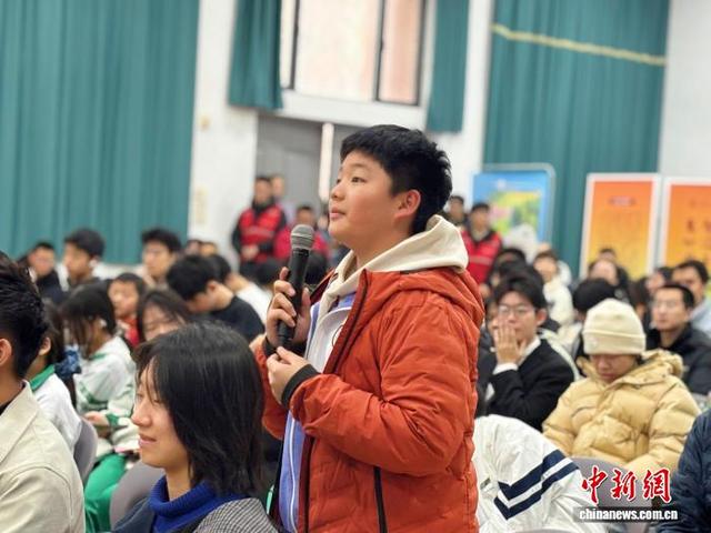 图为山东大学附属中学学生积极参与互动。高艺芯 摄