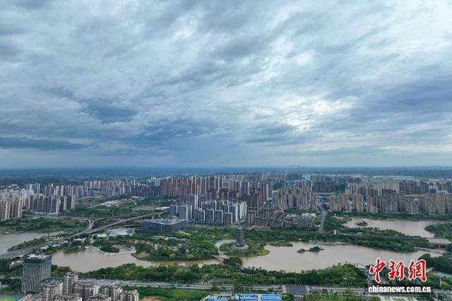 9月24日傍晚，受台风“桦加沙”影响，广西南宁市区上空乌云密布。(无人机照片)中新社记者 陈冠言 摄