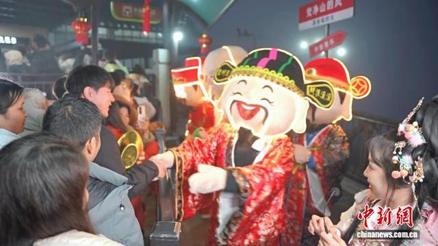 图为游客在梵净山景区游玩互动。朱子立 摄