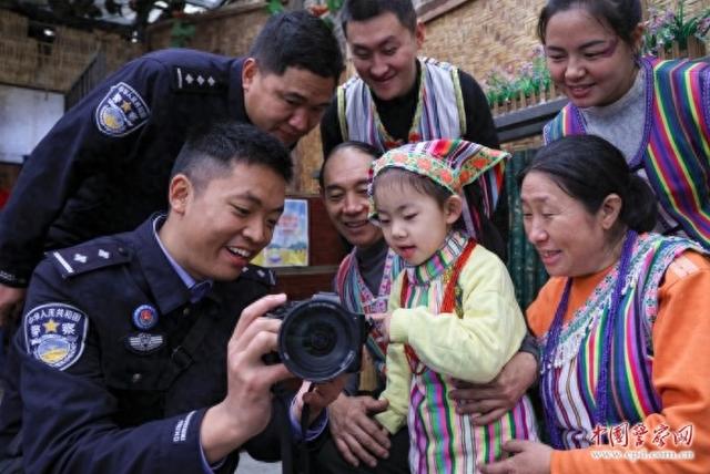4月15日，独龙江边境派出所民警在巴坡村义务为独龙族群众拍摄全家福。陈路坤 摄