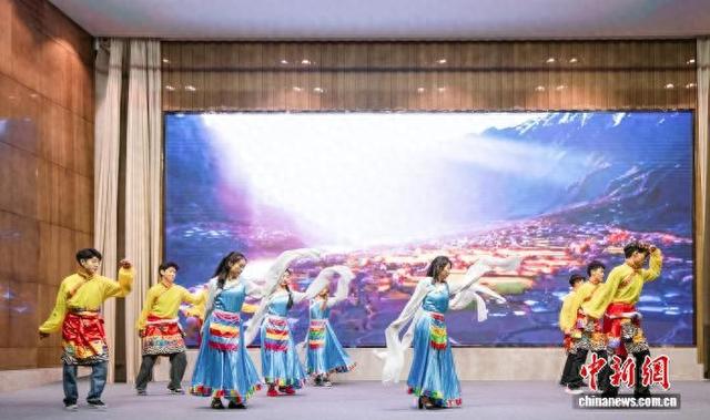 10月4日晚，西藏嘉黎青年进行舞蹈表演。潘侃俊供图
