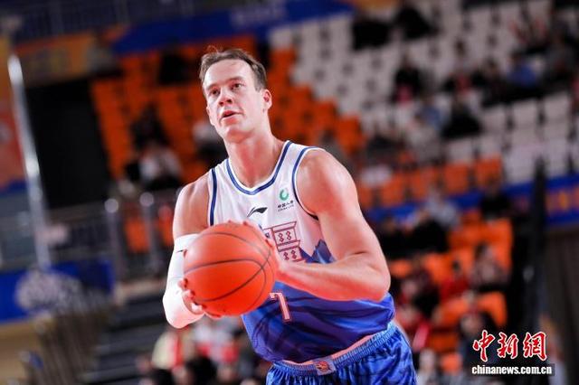 新疆男篮新外援塞缪尔·门内加在比赛中投篮。卢鹏儒 摄