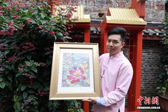 11月17日，梁恒源展示融合东方织锦技艺与西方色彩美学的艺术作品。林馨 摄