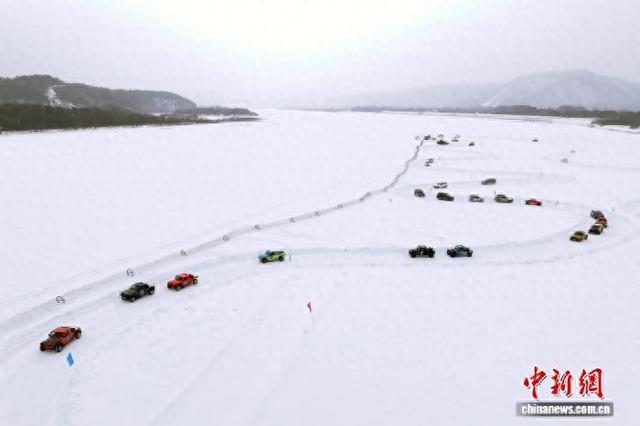 3月15日，“冰超”第二十届漠河冰雪汽车越野赛在“神州北极”漠河市北极村开赛。 邵天李 摄