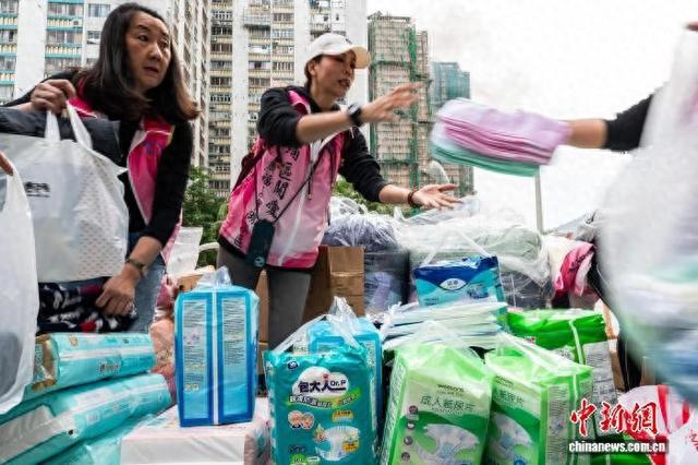 图为社区关爱队、热心市民等各界人士在事故现场附近为需要帮助的市民提供关爱协助。 中新网记者 侯宇 摄