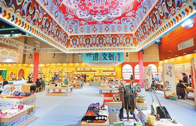 敦煌国际会展中心内的非遗文创精品展。本版图片摄影：新甘肃·甘肃日报记者 田蹊