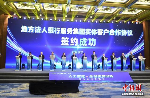 图为相关合作项目签约仪式现场。林浩 摄