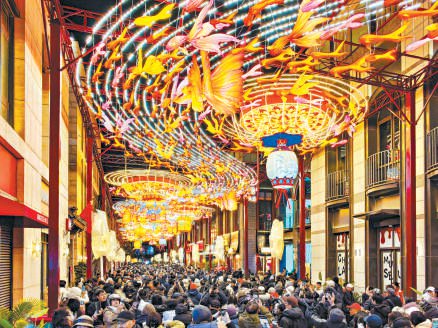 前门廊房头条的花灯璀璨夺目，市民游客在流光溢彩的灯影里感受浓浓年味，共迎丙午马年新春。汪文南 摄