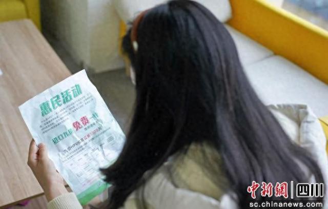 市民阅读九价HPV疫苗的惠民详情。赵鸿俊 摄