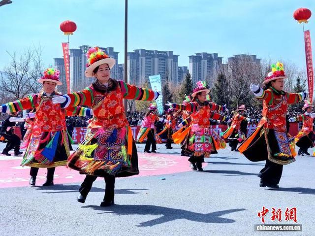 图为民众表演国家级非物质文化遗产代表性项目安昭。李隽 摄