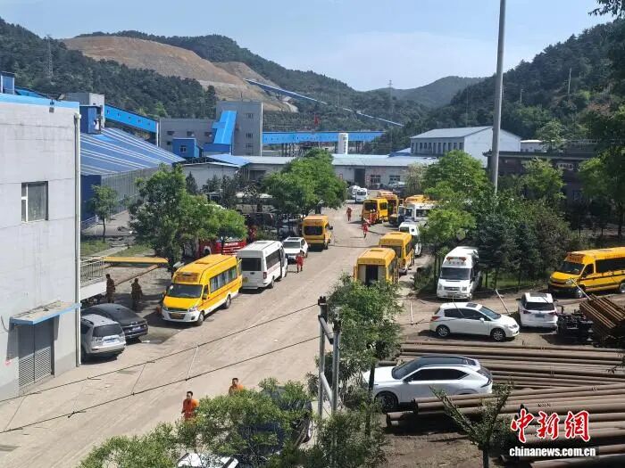 留神峪办公楼背后，多辆救援车辆集结待命。陆祁国 摄