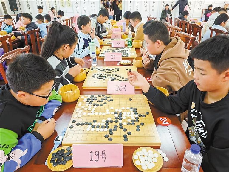 ▶文化节围棋争霸赛现场。本报通讯员郭玉芳 摄