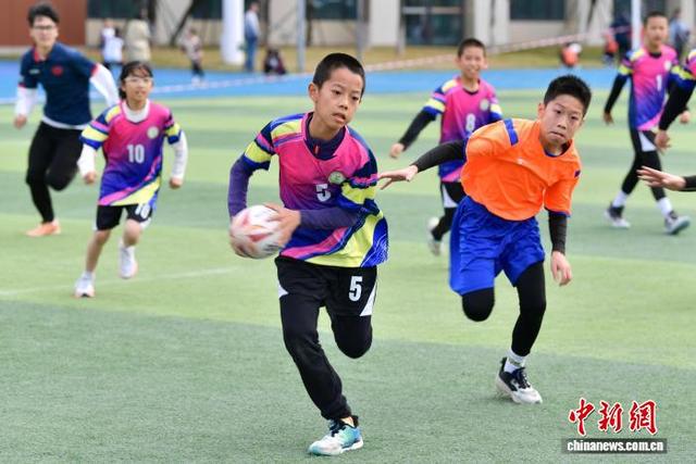 12月27日，小学组参赛队正在比赛中。中新社记者 张斌 摄