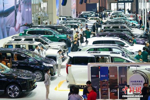 11月13日，2025昆明国际车展在昆明开幕，吸引市民前来观展。中新社记者 刘冉阳 摄