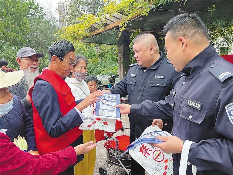 民警向群众发放禁毒宣传页。 本报记者 马珉璐 本报通讯员 吴东圣 摄