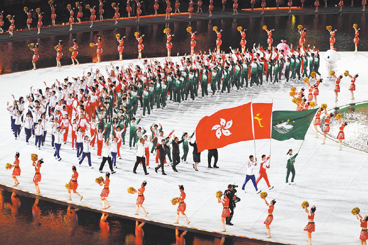 广东省体育代表团、香港特别行政区体育代表团、澳门特别行政区体育代表团在入场仪式上共同入场。　　新华社记者　胡虎虎　摄