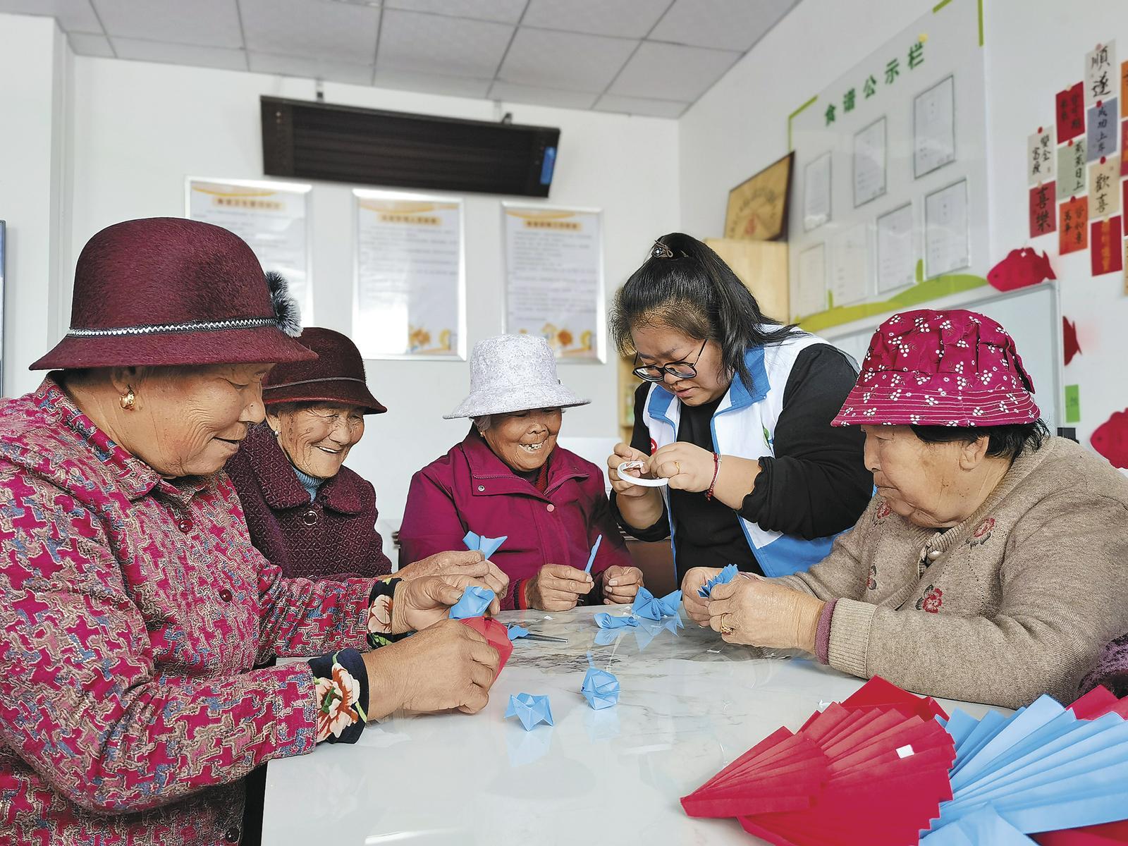 在海东市民和县巴州镇日间照料中心，工作人员正在教老人们做手工。 本报记者 咸文静 摄