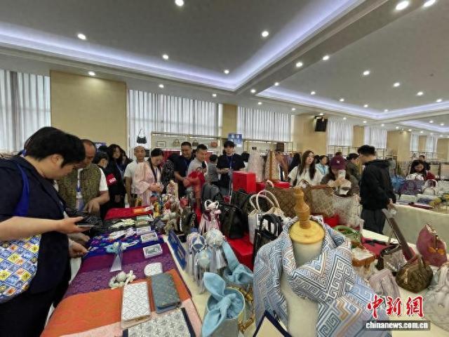 4月24日，中国四大名锦产品亮相广西忻城。陈秋霞 摄