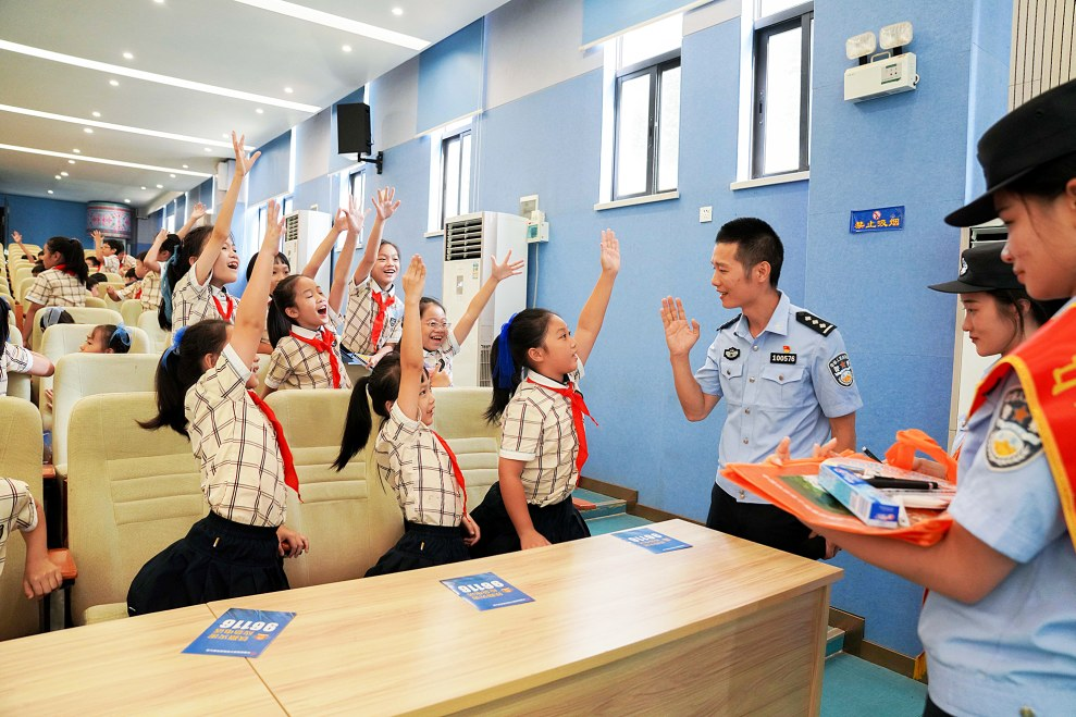     学生踊跃举手回答民警提问。    本报通讯员冯怀越 摄
