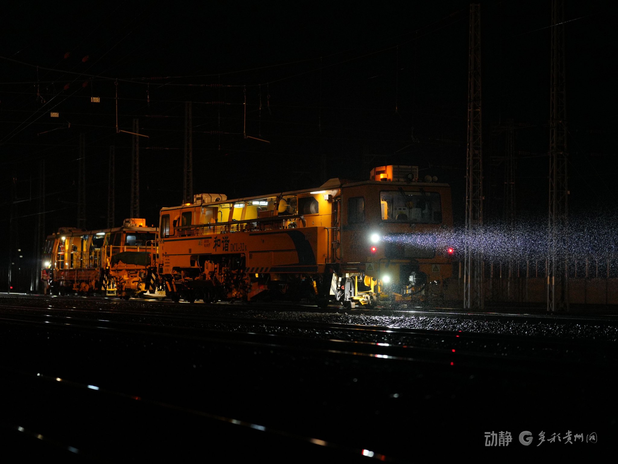 图为3月14日凌晨线路大机捣固施工(青尧摄)