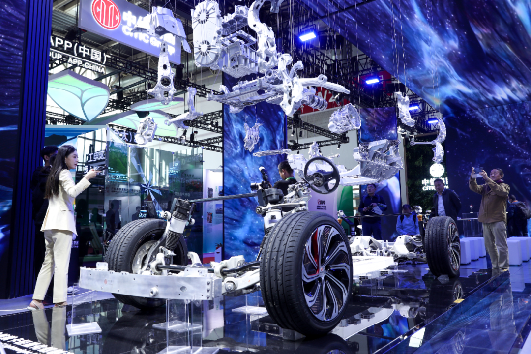2024年11月26日，北京链博会先进制造链展馆，嘉宾在中信集团展厅参观汽车零部件一体化方案。 中新社记者 张祥毅 摄