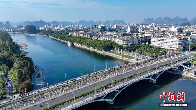 图为11月16日,2025桂林马拉松参赛选手通过解放桥。(无人机照片)杨宗盛 摄