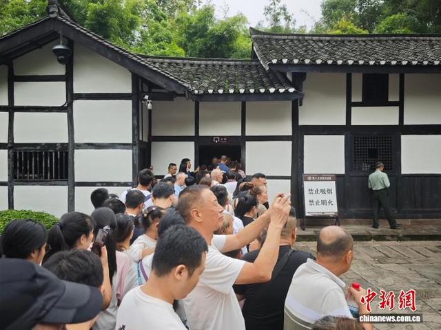 10月5日，国庆假期第五天，位于四川省广安市的邓小平故里游客如织。图为游客排队参观邓小平故居。中新社记者 张浪 摄