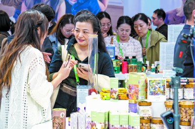     ▲ 11月7日，在第八届进博会消费品展区，参观者选购来自伊朗的玫瑰制品。