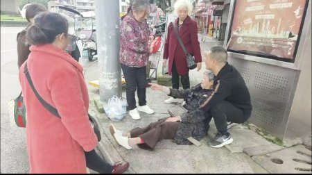 王永忠扶起老人并展开紧急救助。富顺县教育和体育局供图