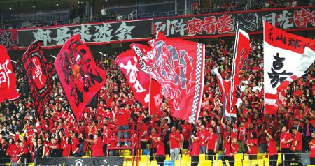 成都球市热辣火爆，成都蓉城主场场场座无虚席。陈羽啸 摄