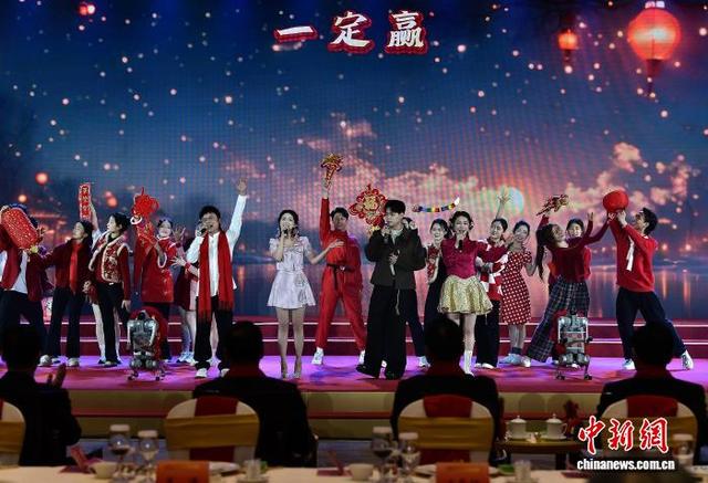图为演员在联谊活动上表演开场节目《新爱拼才会赢》。中新社记者 张斌 摄