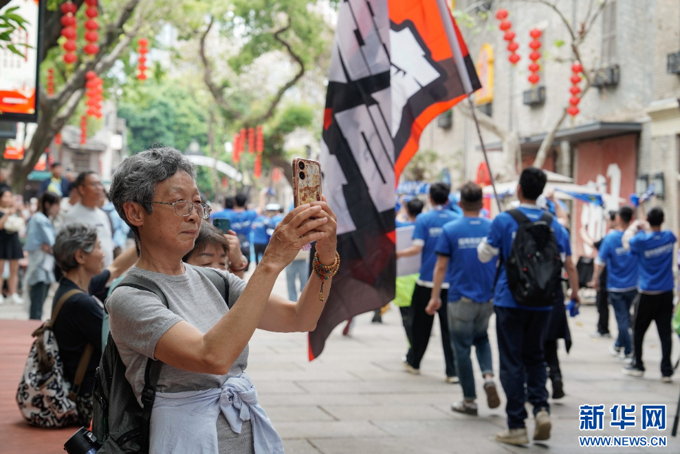   巡游活动吸引了不少市民游客的目光。新华网 蒋巧玲 摄