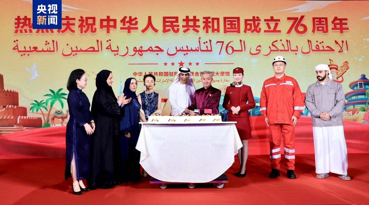 △张益明大使与阿政府代表、中阿务实合作行业代表共切蛋糕