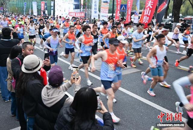 3月22日，选手们热力开跑。中新社记者 王刚 摄