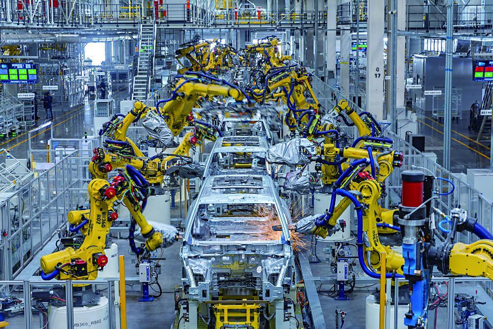 重庆赛力斯超级工厂焊装车间