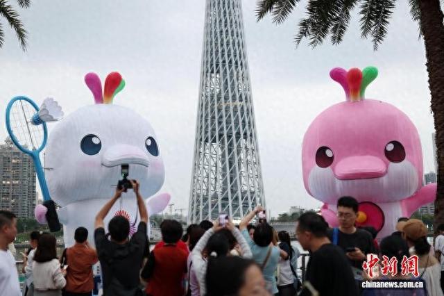 11月8日，广州市海心沙的十五运会吉祥物“喜洋洋”“乐融融”大型装置吸引游客参观拍照。 中新社记者 陈楚红 摄