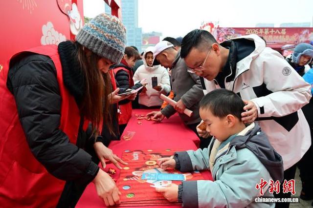 图为市民猜解灯谜。郭晓莹 摄