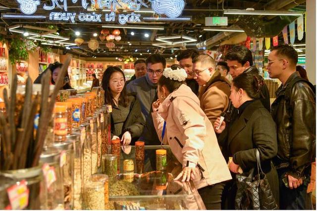 11月9日，新疆乌鲁木齐，2025上合组织青年交流营期间，上合组织国家青年代表参观新疆国际大巴扎。主办方供图