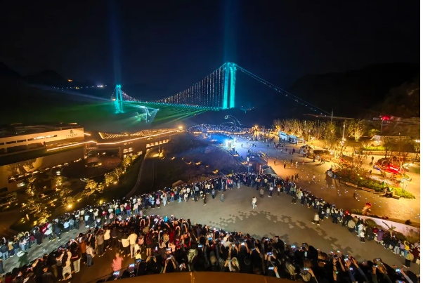 花江峡谷大桥人气“爆棚”