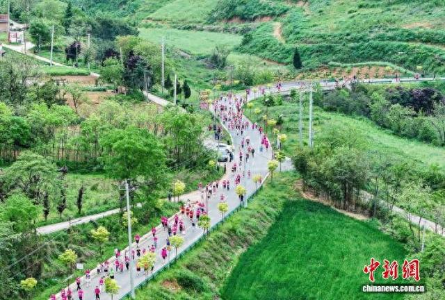 图为参赛者在赛道上奋力奔跑。(赛事主办方供图)