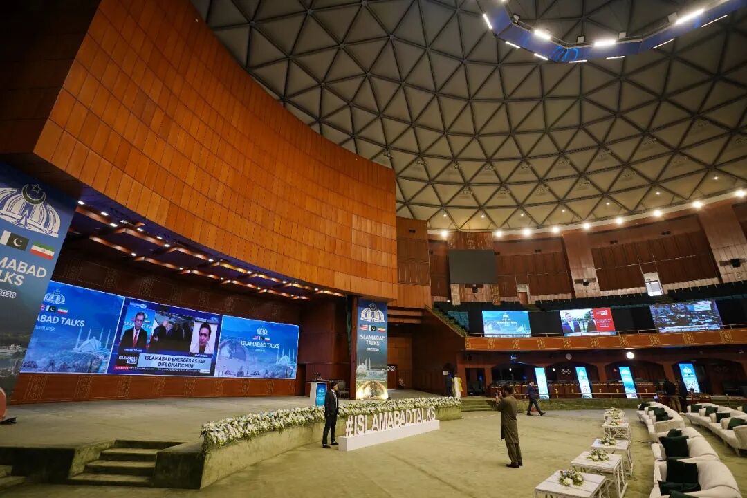 这是4月11日在巴基斯坦伊斯兰堡拍摄的美伊谈判新闻中心内部。新华社发