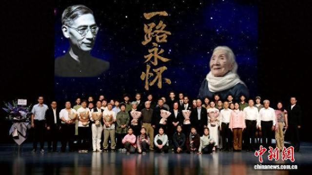 嘉宾与话剧《一路永怀》主创主演人员合影。 主办方供图