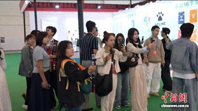 6月13日，云南昆明，第10届中国—南亚博览会现场，多国网络博主用镜头记录展会见闻。 陆希成 摄