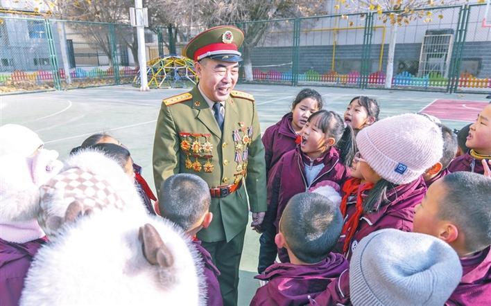 11月25日，贾进杰为二师华山中学的学生们讲老兵故事。兵团日报常驻记者 李嘉成 摄