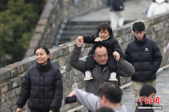 1月1日，江苏南京，民众登上有着六百多年历史的明城墙，登高望远迎新年。中新社记者 泱波 摄